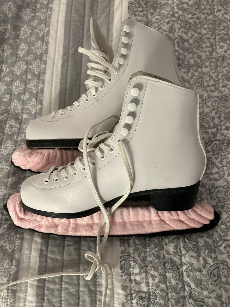 Size 7 Women’s Ice Skates
